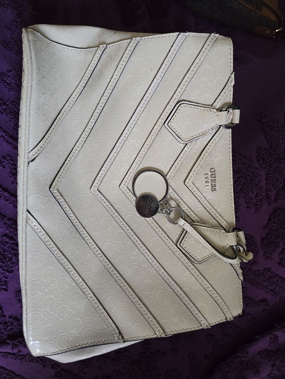 Guess White Chevron Signature Tote Bag